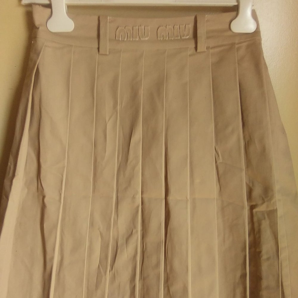 mid-length pleated skirt top of the line